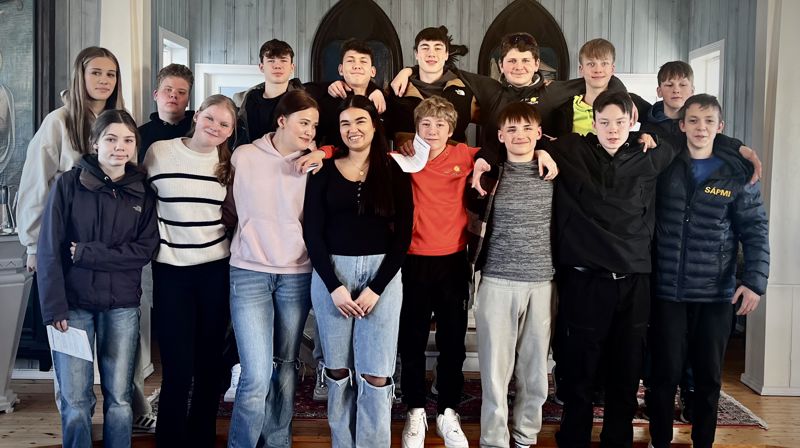 Årets konfirmanter fotografert på kirkebesøk i Gjesvær. Foto: Bente Olava Ravlo