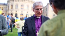 Preses Olav Fykse Tveit deltar i solidaritetsmarkering utenfor Stortinget på lørdag. På bildet fra en tidligere anledning utenfor Stortinget. Foto: Den norske kirke.
