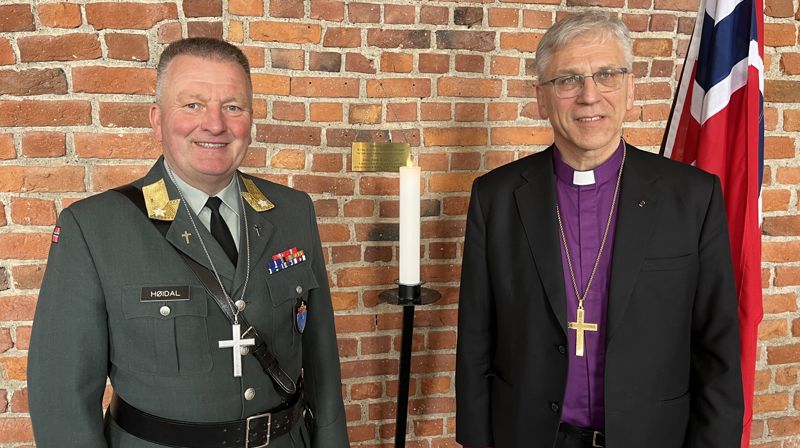 Brigader og sjef i Forsvarets tros- og livssynskorps Knut Espen Høidal, og preses Olav Fykse Tveit foran Forsvarets minnelys i Akershus slottskirke.