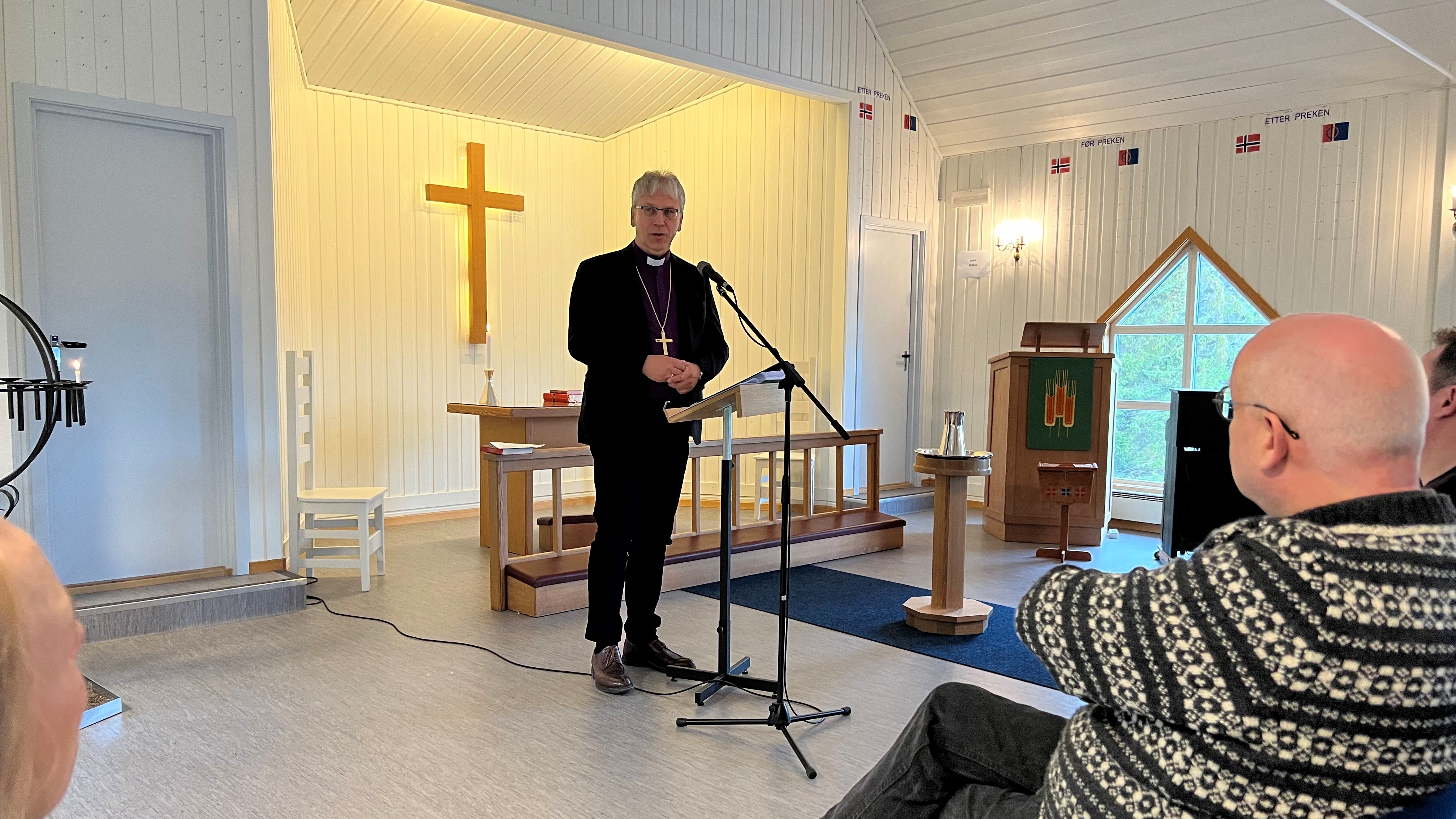 Preses Olav Fykse Tveit talar til kyrkjelyden i Drag kyrkje. Alle foto: Thomas Berbom, Tone Gullaksen