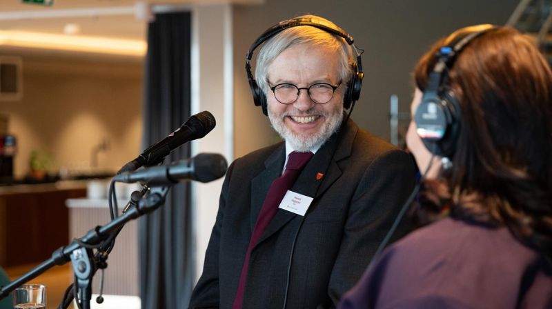 Kyrkjerådsleiar Harald Hegstad, her i radiointervju under Kyrkjemøtet 2024, gratulerer radiogudstenesta med hundreårsjubileet.
