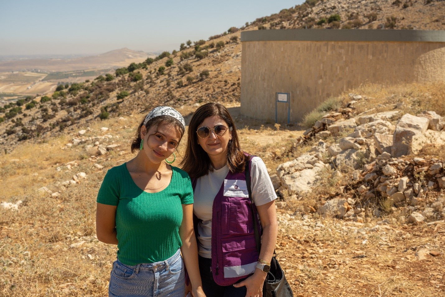 Rachelle og Sanaa er begge glade for at landsbyen Deir El Ghazal nå har fått tilgang på rent vann. Vannet kommer både libanesere og syriske flyktninger til gode. Straks er det tid for Kirkens Nødhjelps fasteaksjon, der over 40.000 konfirmanter skal ut å gå med bøsse for rent vann.