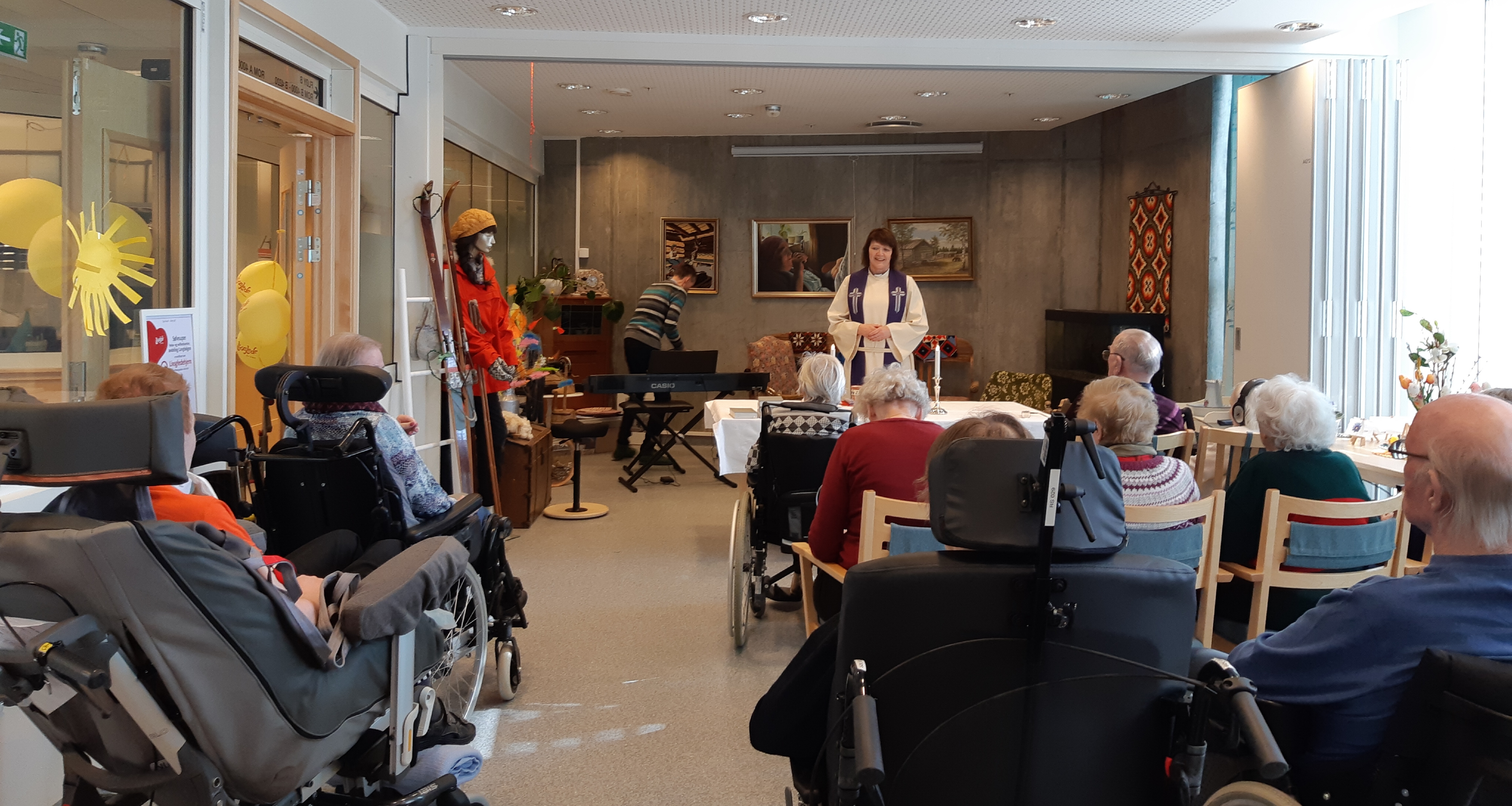 Hilde Fylling er klar til dagens gudstjeneste. Jarle Brudal er i ferd med å sette seg ved orgelkrakken.