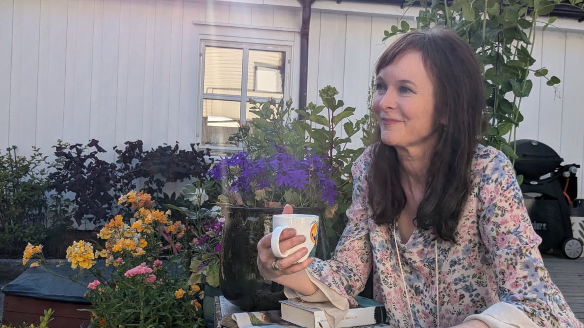 Siv Grethe Bøhn-Pettersen nyter gjerne morgenkaffen ute.