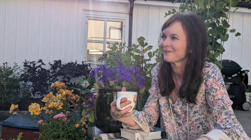 Siv Grethe Bøhn-Pettersen nyter gjerne morgenkaffen ute.