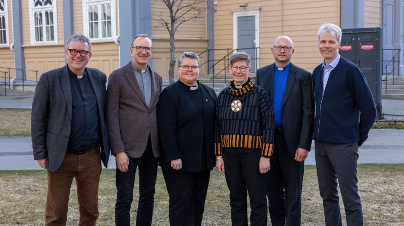 De seks kandidatene utenfor Tromsø domkirke. Fra venstre: Stig Lægdene, Kjartan Bergslid, Kristine Sandmæl, Anne Skoglund, Stephen Sirris og Gaute Norbye. Foto: Den norske kirke.