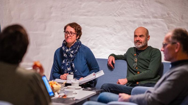 Desse stiller til val i Os