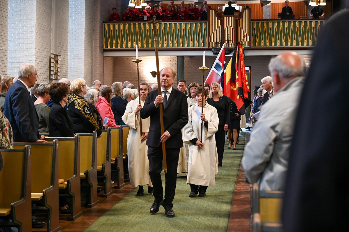 Gudstenesten starta med ein stille prosesjon med dei medverkande i gudstenesten.  Foto: Rigmor Sjaastad Hagen