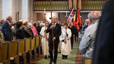 Gudstenesten starta med ein stille prosesjon med dei medverkande i gudstenesten. Foto: Rigmor Sjaastad Hagen