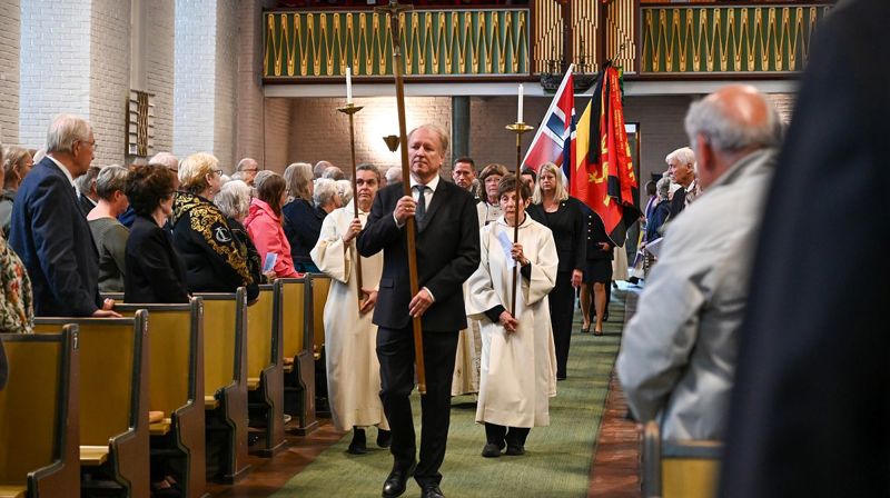 Gudstenesten starta med ein stille prosesjon med dei medverkande i gudstenesten. Foto: Rigmor Sjaastad Hagen