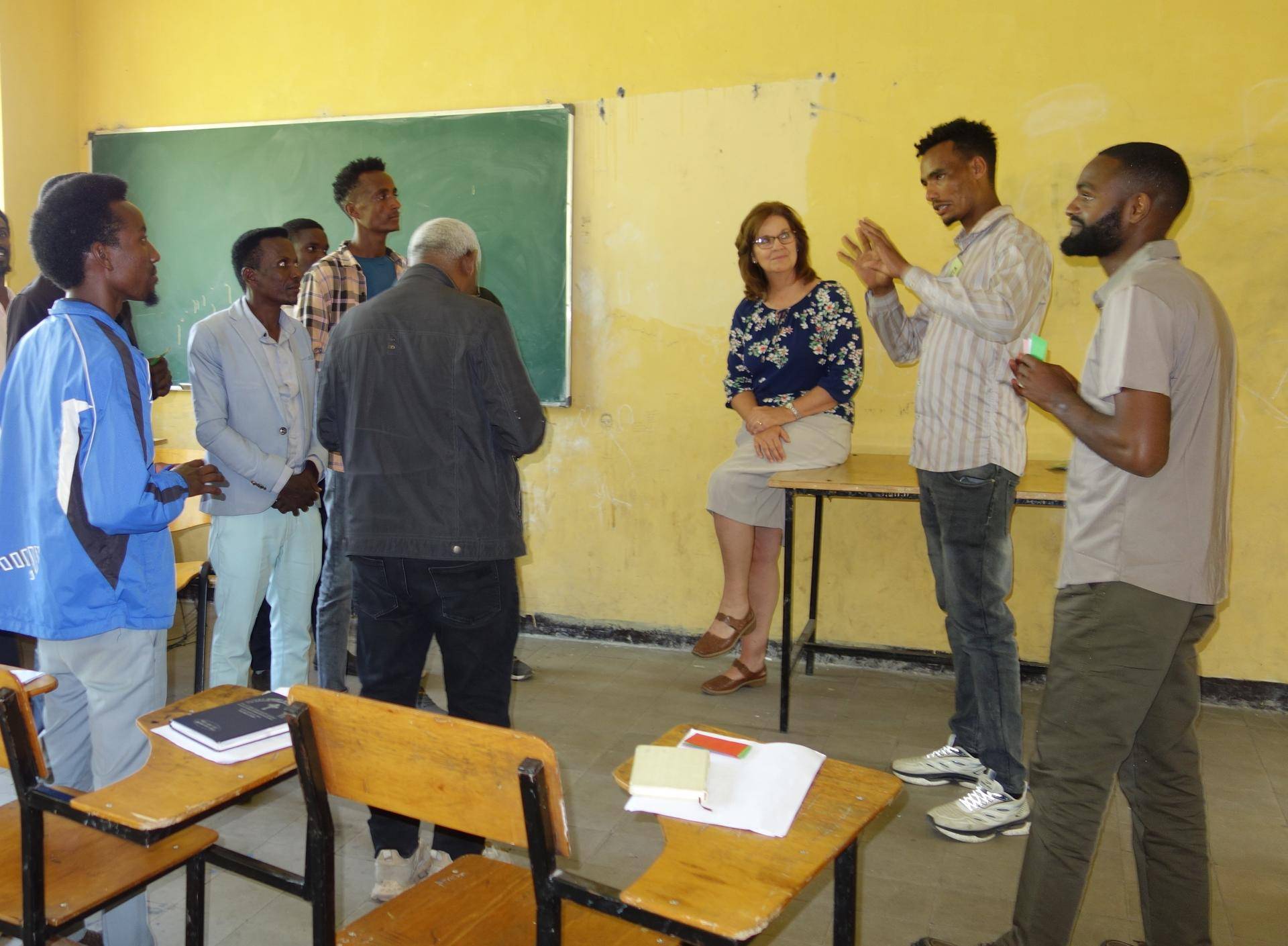 TVERRKULTURELL TRENING: Etiopiske misjonærer får grundig trening i hvordan de skal opptre i møte med nye språk og kulturer. Her forteller en deltaker gruppemedlemmene sine hva han opplevde i den andre gruppen.  Foto: NMS