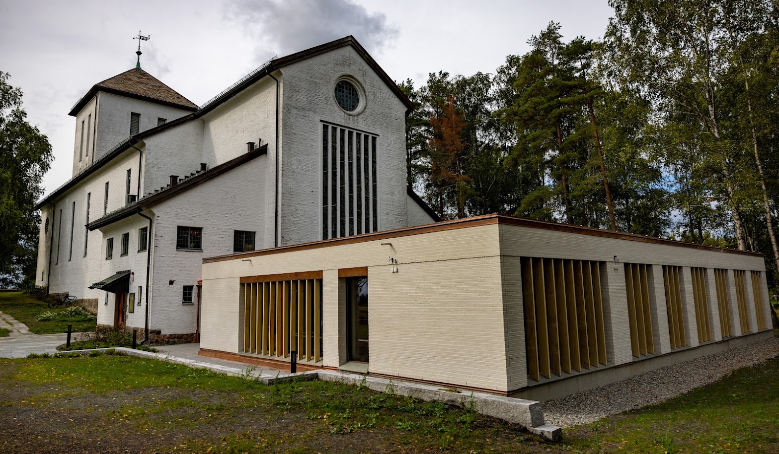 Grefsen kirke med nye kontor, der materialer og utforming speiler kirkebygget. Foto: Erik Sundheim.