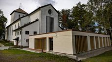 Grefsen kirke med nye kontor, der materialer og utforming speiler kirkebygget. Foto: Erik Sundheim.