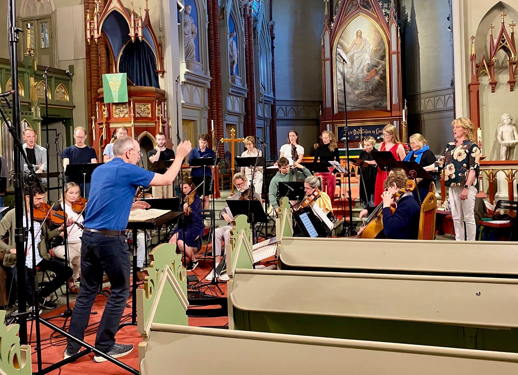 I tre dager blir det spilt inn musikk med kor, orkester og solister i Bragernes kirke. Jørn Fevang er dirigent og står også bak en av kantatene som spilles inn.