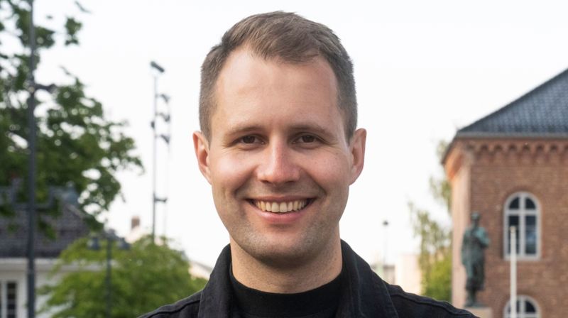 Sigarkameratene møtes i Justvik kirke torsdag 23. april.