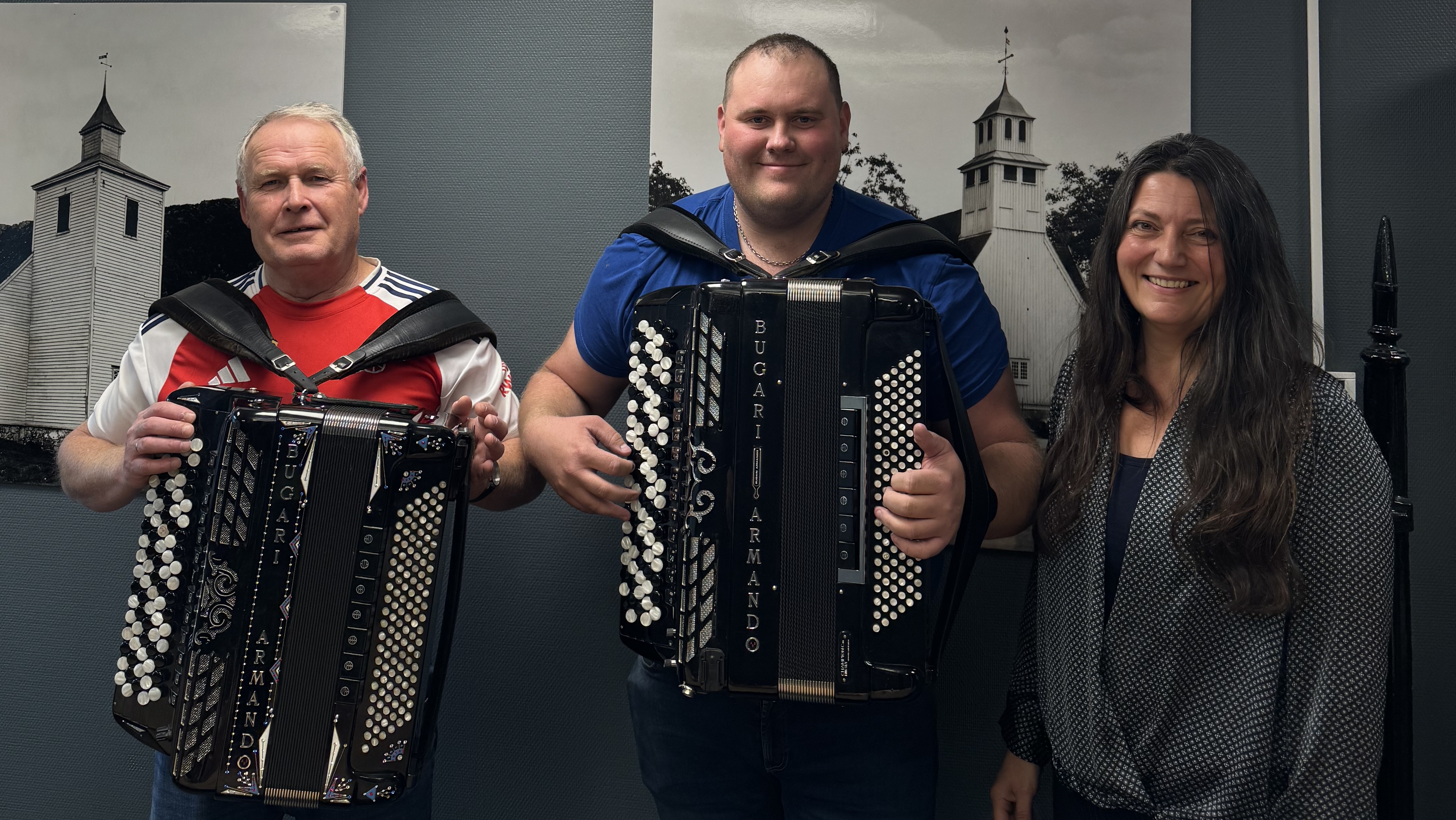 Initiativtaker Marius Gjermestad (i midten) med menighetsrådsmedlem Kenneth Pedersen og daglig leder Elin Wood. Foto: Magnus Vegge Krogh