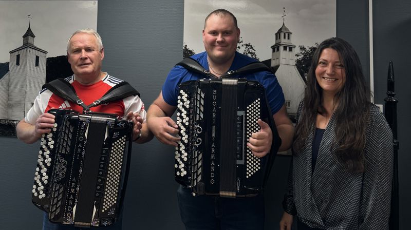 Initiativtaker Marius Gjermestad (i midten) med menighetsrådsmedlem Kenneth Pedersen og daglig leder Elin Wood. Foto: Magnus Vegge Krogh