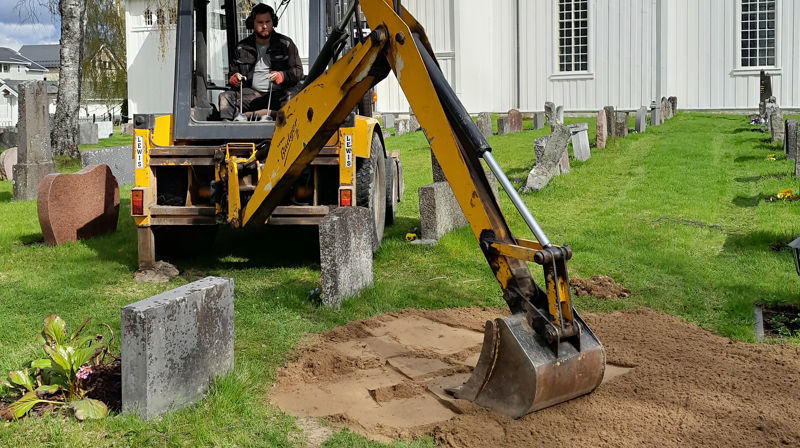 Gravemaskin på kirkegården. Foto: Mona Odden