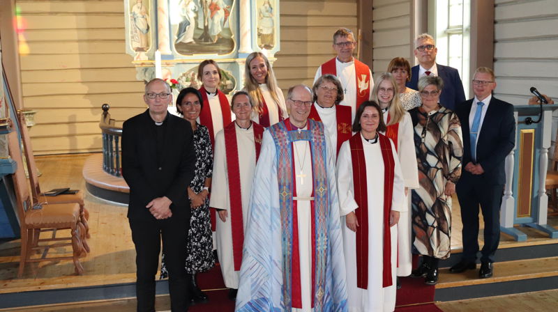 På bildet er Prost Anette Eneberg, Sokneprest Ingvild Kråkenes Moe, Sokneprest Gry Åland, Sokneprest Henriette Steen, Sokneprest Hanne Punsvik Øyegard, Sykehusprest Odd Willy Johansen, Nestleder i Kvæfjord menighetsråd Kristin Aronsen, Biskop Olav Øygard, Pastor Ingrid Lindberg, Pastor Magnus Lund, Kantor Harald Lind-Hanssen, Kirketjener Torgeir Solvang og Sokneprest May Britt Lund