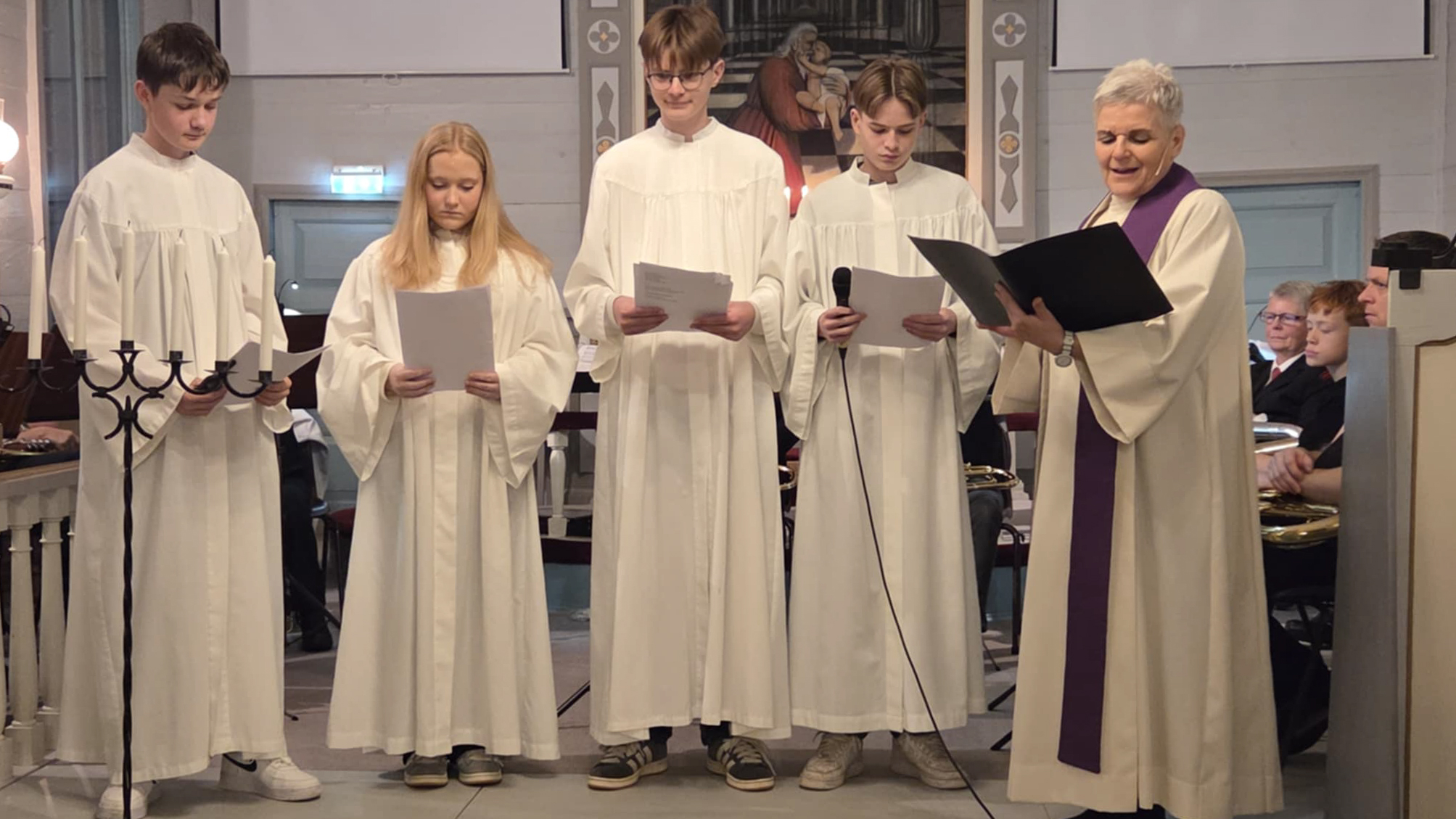 Flott medvirkning av årets konfirmanter: Vidar Kvinen, Linnea Skipstad, Anker Andreas Hetland,  Kevin Hetland Sørensen og sogneprest Christiane Krahner.