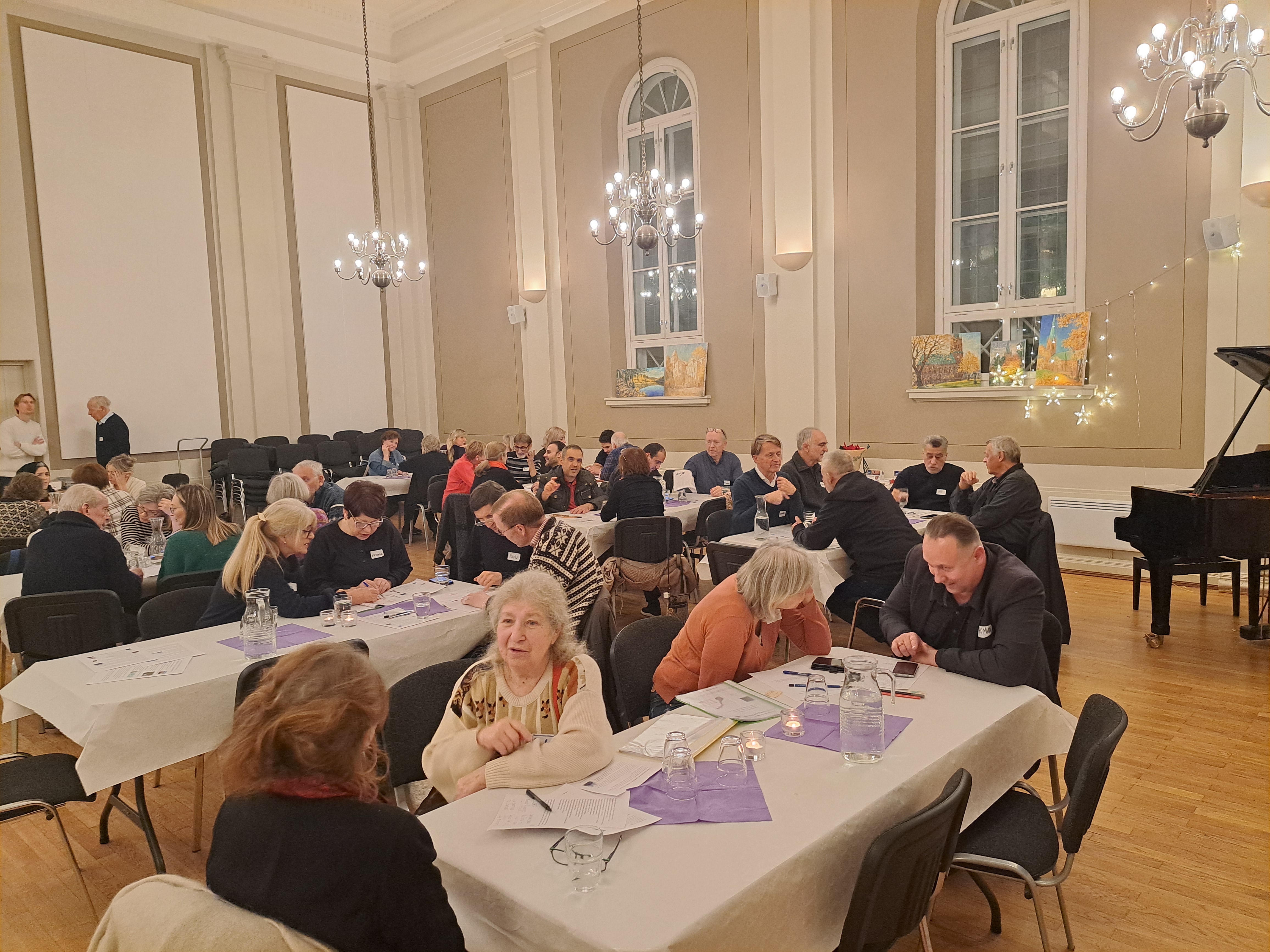 En spesiell språkkafé: Her er vi like mange norsktalende som personer som ønsker å lære norsk.