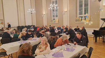 En spesiell språkkafé: Her er vi like mange norsktalende som personer som ønsker å lære norsk.