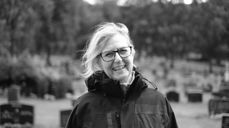 Gartner og kirkegårdsarbeider Mona Odden, på Trysil kirkegård. Foto: Anders Nyhuus