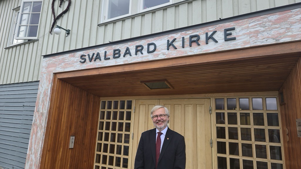 Kirkerådsleder Harald Hegstad utenfor verdens nordligste kirke. Foto: Den norske kirke. 