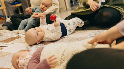 Babyer som ligger på gulvet