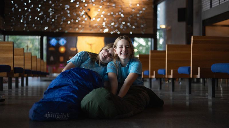 Hvis du er 11 eller 12 år kan du få overnatte i kirka på Lys våken!