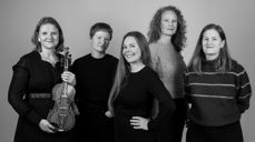 Frodig og vakker musikk: Vokalgruppa song Circus og felespiller Jorun Marie Kvernberg vil fremsette en poetisk forsvarstale for naturen vår.  Foto: Marie von Krogh.