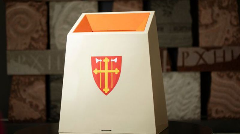 Valgurne med Den norske kirkes logo, Olavsmerket. Illustrasjonsbilde.
