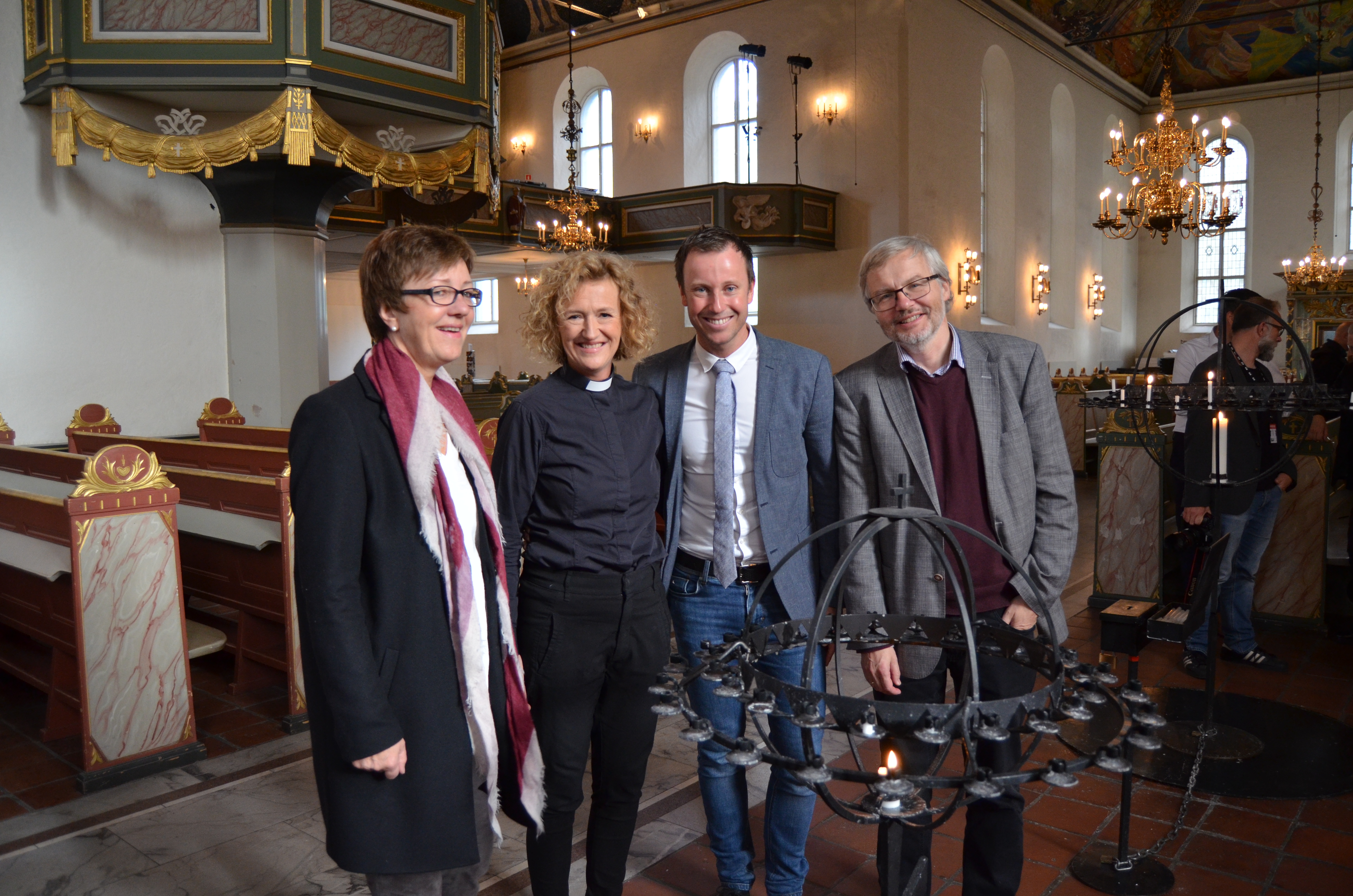 Kari Veiteberg, nummer to fra venstre, gleder seg til å starte i jobben som biskop i Oslo. Her sammen med stiftsdirektør Elise Sandnes, Gard Realf Sandaker-Nielsen og Harald Hegstad. Henholdsvis leder og nestleder i Oslo bispedømmeråd. Foto: Johannes Ek Reindal