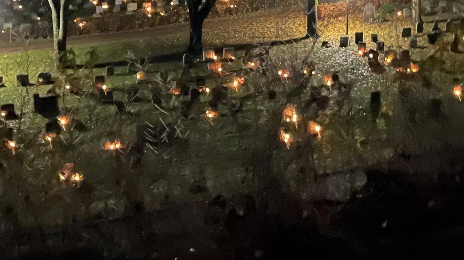 Julaften ble kirkegården "forvandlet til en stjernehimmel".