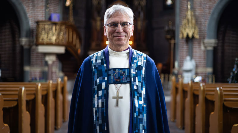 Sammen med bispekorset, er kåpen biskopens fremste embetssymbol. Foto: Hans Jakob Heimvoll