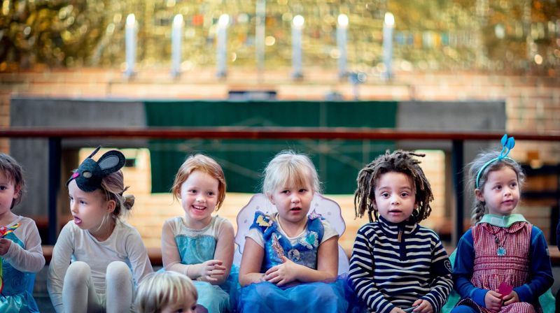 Fastelavnsgustjeneste med karneval for små og store