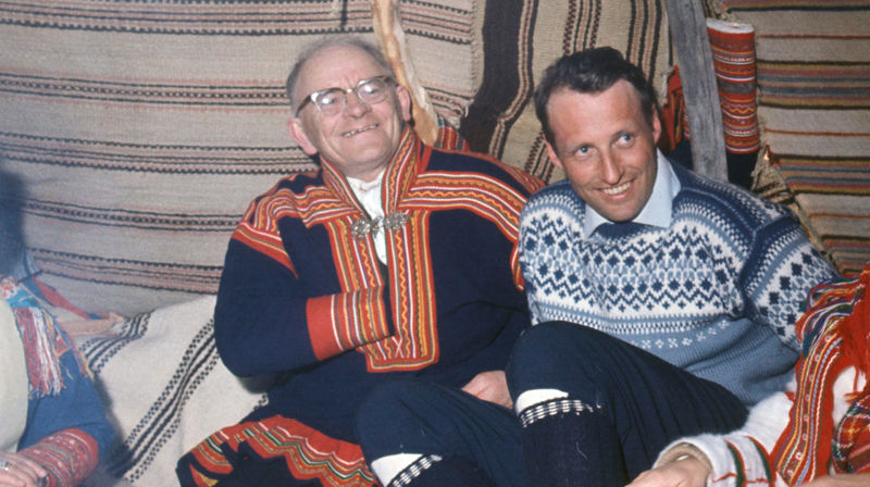 April 1969: Kronprins Harald besøkte Karasjok, her i en gamme. Foto: Jan Dahl / NTB