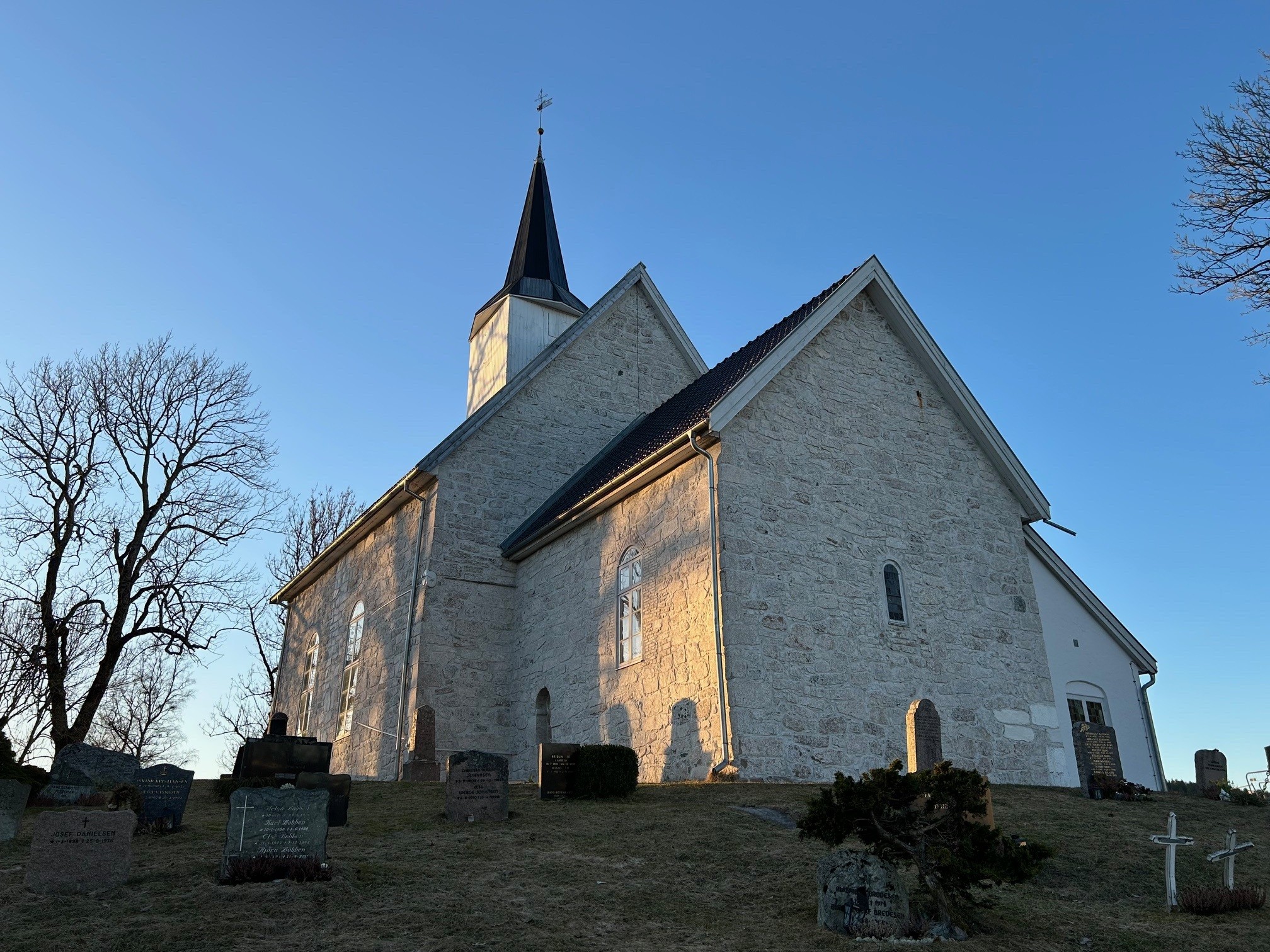 Røyken kirke i kveldslys 