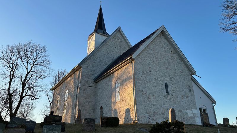 Røyken kirke i kveldslys