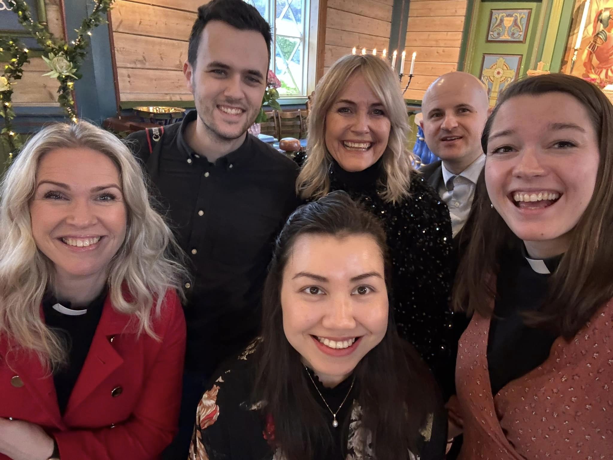 Ulstein kyrkje gjentok suksessen fra ifjor, og arrangerte drop-in-bryllup 14. februar. Hele fem par slo til på tilbudet. I år sto denne gjengen parat for å møte de gifteklare: framme f.v. sogneprest Margit Louise Holte, kantor Michelle Öhman og kapellan Mirjam Håland Igland. Bake f.v.: menighetssekretær Ruben Volsund, diakoniarbeider Mari Ann Vattøy og kirketjener Marius Schjelderup  Foto: Ulstein kyrkje