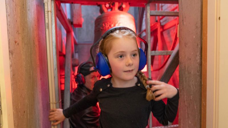 Bilde av tårnagent som har vært i klokketårnet og sett kirkeklokkene. Foto: Sven-Erling Brusletto / Den norske kirke