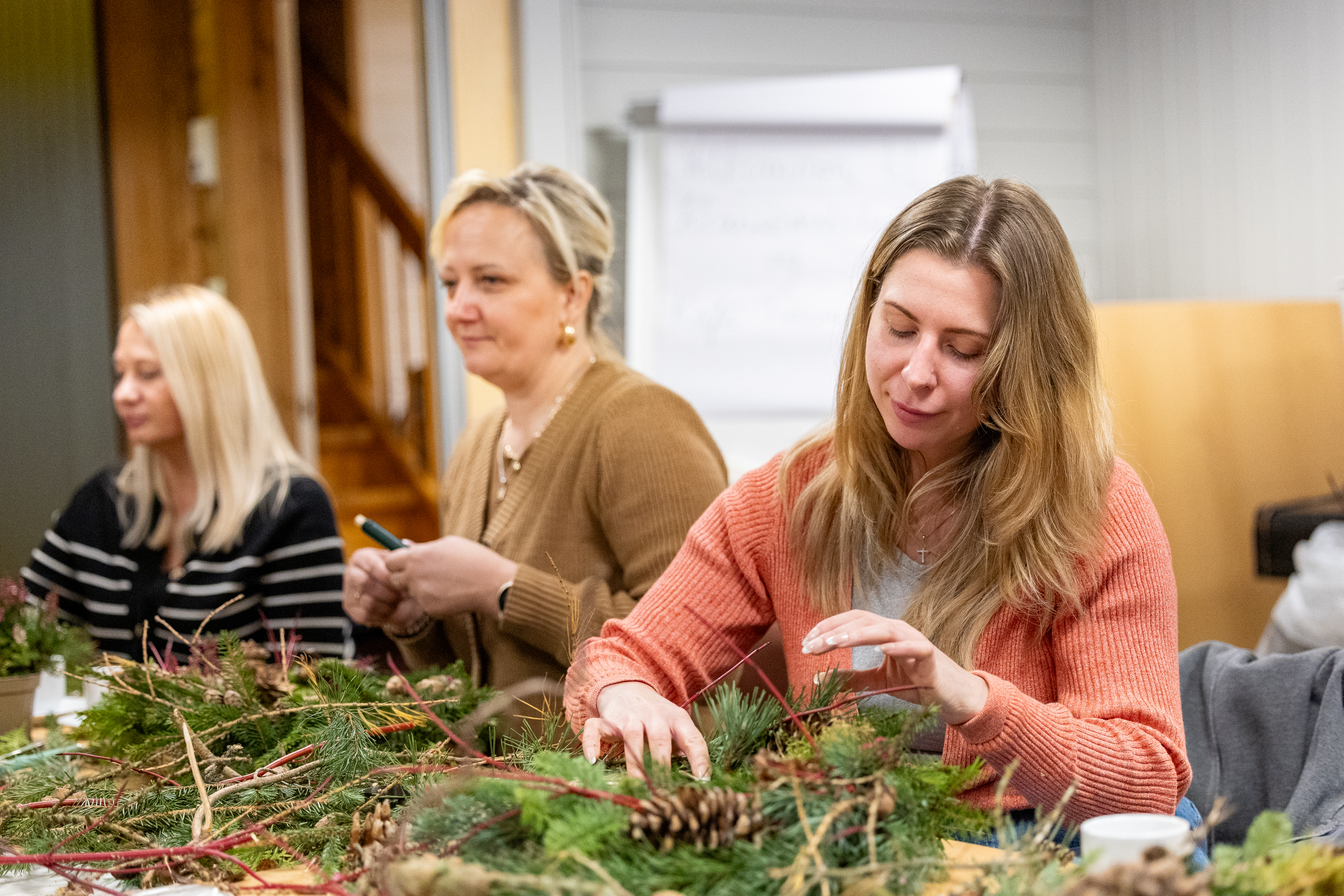I Ullensaker er de håndlagde kransene mer enn bare pynt på en grav. (Foto: Den norske kirke/Helene Moe Slinning)