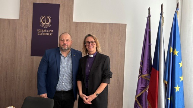Biskop Kari sammen med Tomáš Hůlka, direktøren for tsjekkisk kriminalomsorg 