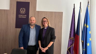 Biskop Kari sammen med Tomáš Hůlka, direktøren for tsjekkisk kriminalomsorg