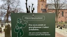Slike skilt er satt opp ved kirkegården.