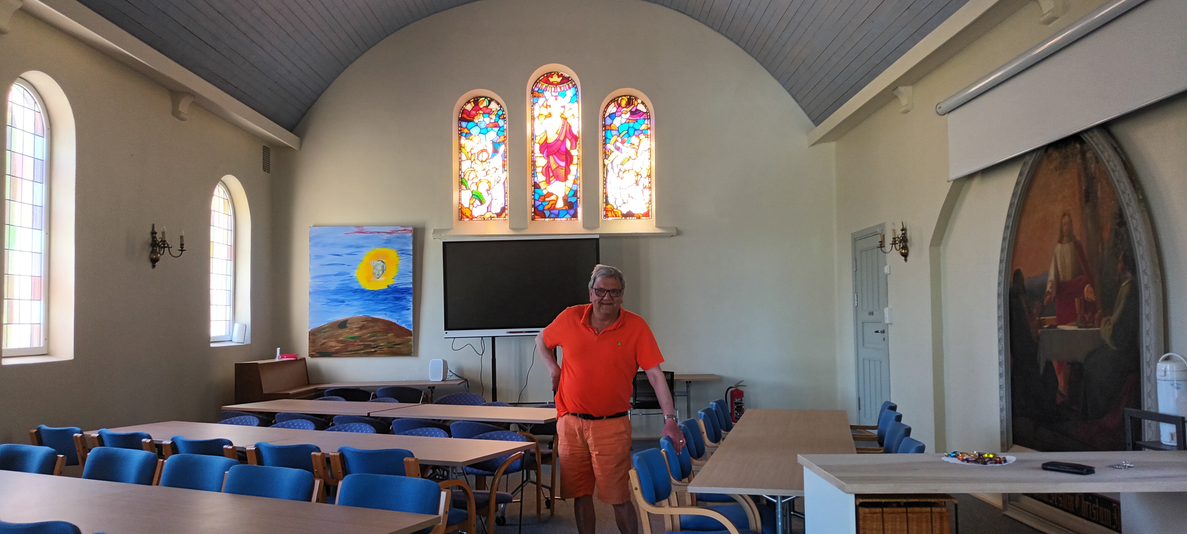 Knut Olaf Kals i menighetsrådet er stolt av arbeidet som er gjort i Frogner kirkestue.