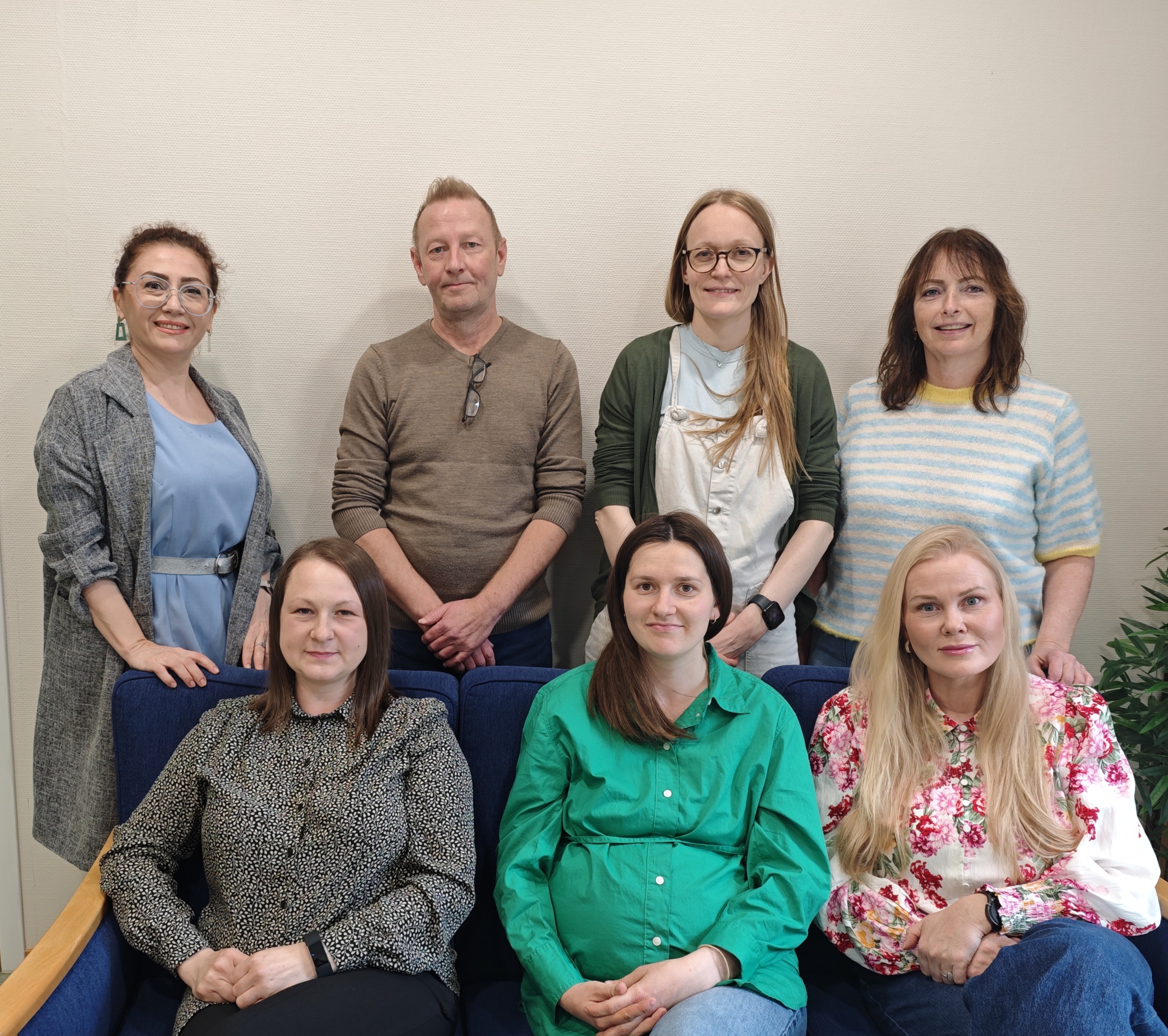 Utvalet består av Sabina Baylarbayova, Rune Ziener, Ragnhild Stav og Oddgunn K. Grane (bak), samt Michalina Sroga, Vlada Fristad og Silje Furnes Solheim (framme). Foto: Ayan Baylarbayova