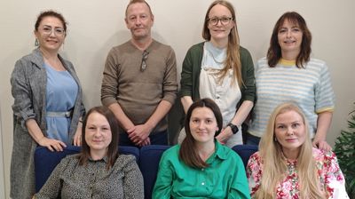 Utvalet består av Sabina Baylarbayova, Rune Ziener, Ragnhild Stav og Oddgunn K. Grane (bak), samt Michalina Sroga, Vlada Fristad og Silje Furnes Solheim (framme). Foto: Ayan Baylarbayova