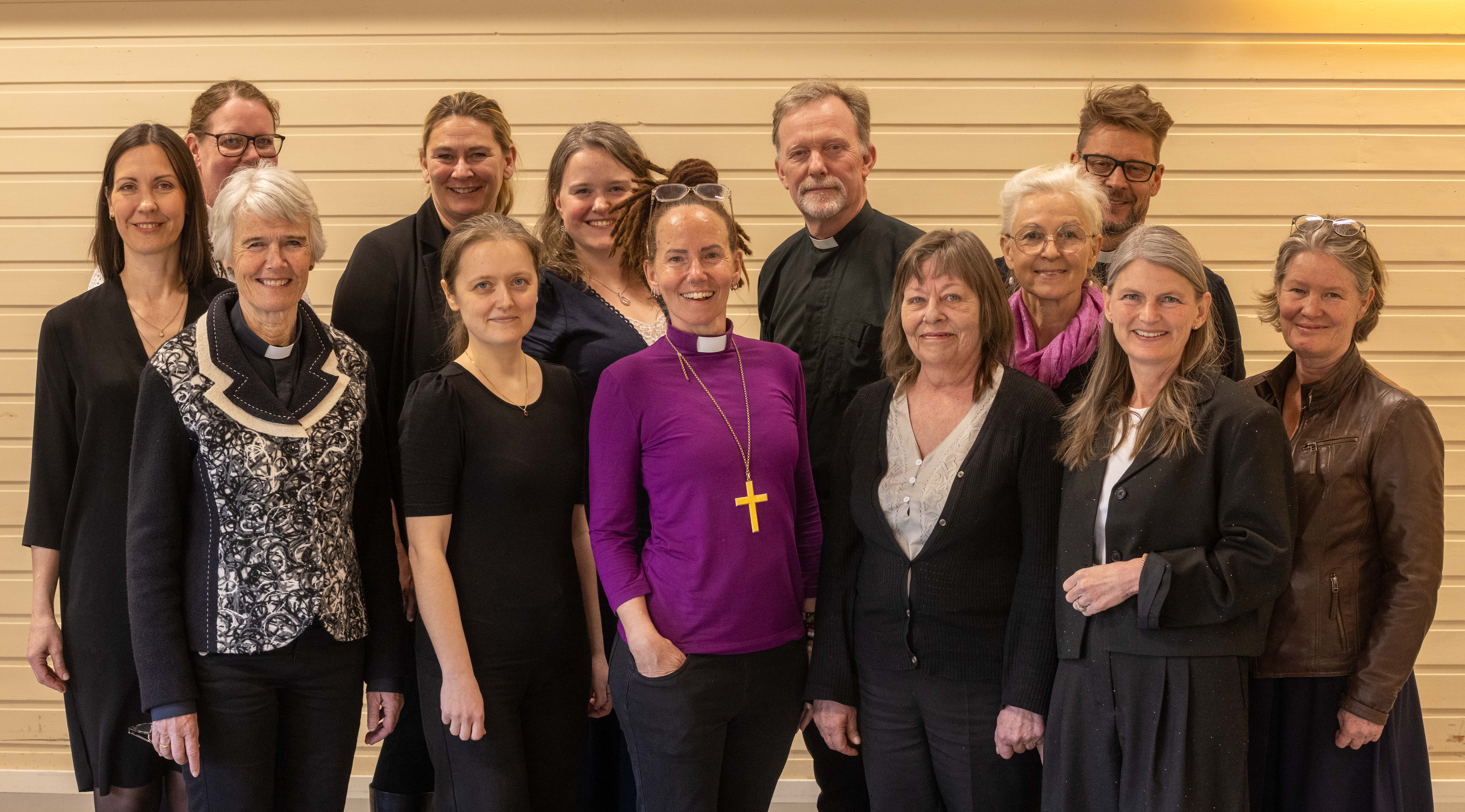 Biskop Sunniva Gylver, kirkefagsjef Ingun Yri Øystese, ordfører i Asker Lene Conradi, og prost i Asker Øyvind Stabrun med staben i Nordre og Søndre Hurum. Foto: Pål A. Berg