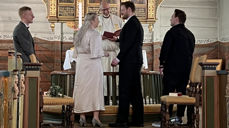 Drop-in vielse i Egersund kirke onsdag 14. febraur i 2024. Et av de to parene som valgte å gi hverandre sitt ja denne dagen. Foto: Stine Wium Jakobsen